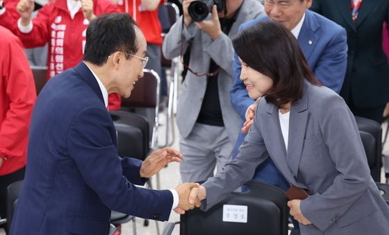 인사 나누는 추경호·이진숙