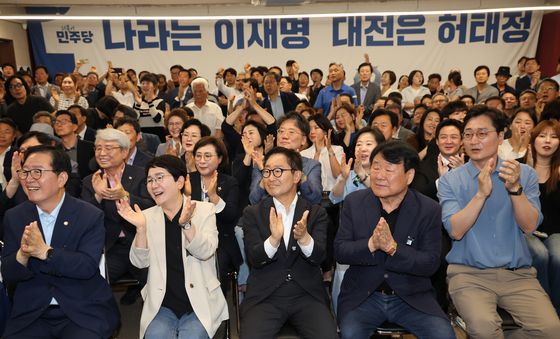 환호하는 허태정 대전시장 후보 캠프