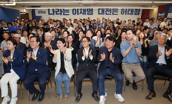 예측조사 앞서는 허태정 후보 캠프 환호