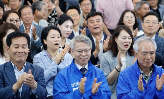 박수치는 민형배 후보