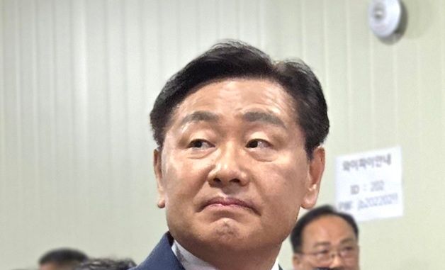 출구조사 결과 발표 보는 김관영 후보