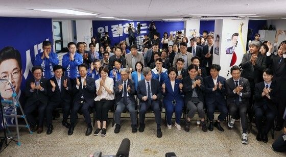 출구조사 결과에 기뻐하는 정원오 캠프