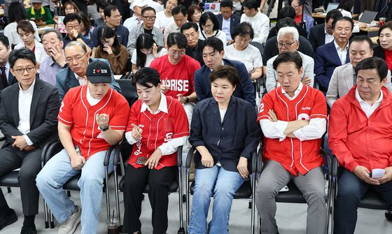 출구조사 결과 시청하는 오세훈 서울시장 후보캠프