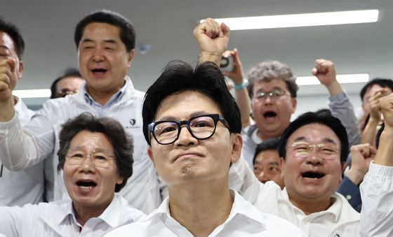 미소 짓는 한동훈 후보