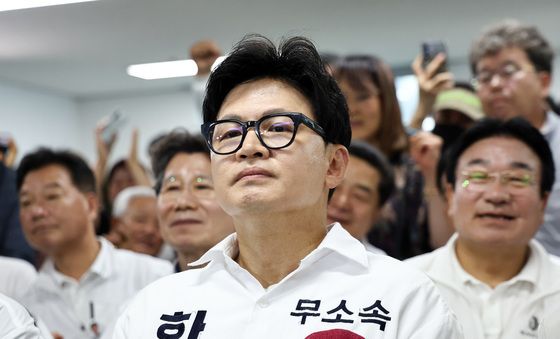 출구조사 지켜보는 한동훈 후보