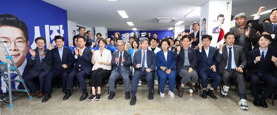 출구조사 결과에 기뻐하는 정원오 캠프