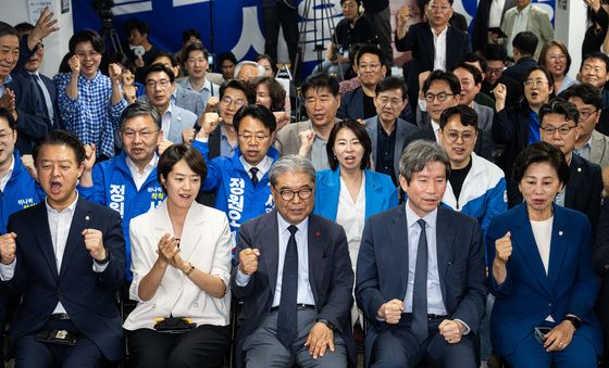 출구조사 결과에 기뻐하는 정원오 캠프