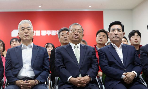 출구조사 지켜보는 이정현 국민의힘 후보