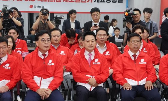 출구조사 지켜보는 국민의힘 지도부