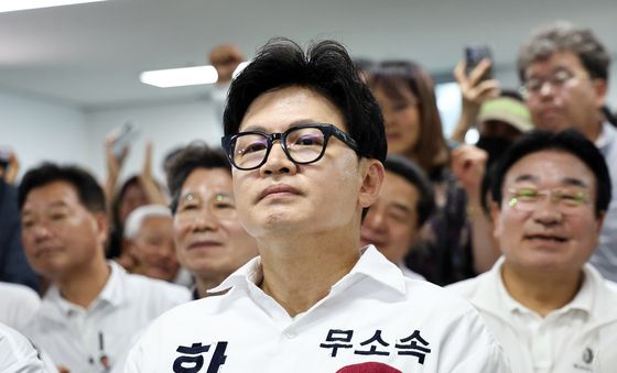 출구조사 지켜보는 한동훈 후보