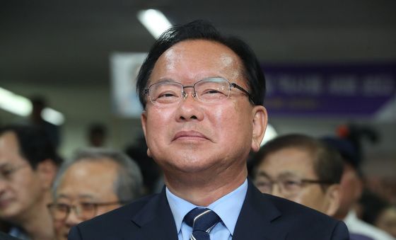 출구조사 결과 지켜보는 김부겸