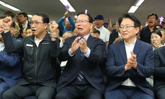 출구조사 결과 지켜보는 김부겸