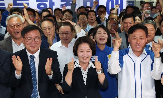 밝은 표정의 추미애 후보