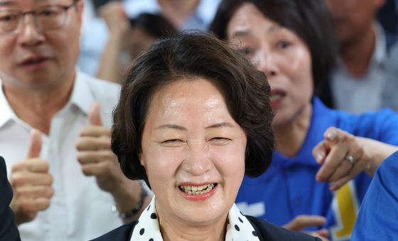 환호성 지르는 추미애 후보