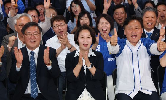 출구조사 시청하는 추미애 후보