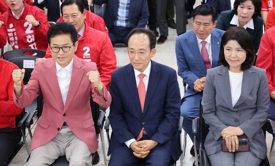 환호하는 이철우 경북도지사 후보