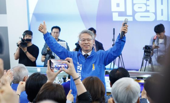 출구조사에 기뻐하는 민형배 후보