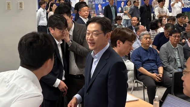 지지자들과 인사하는 김경수
