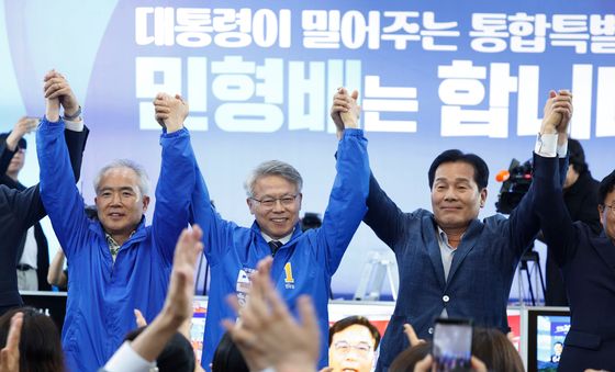 환호하는 민형배 시장 후보