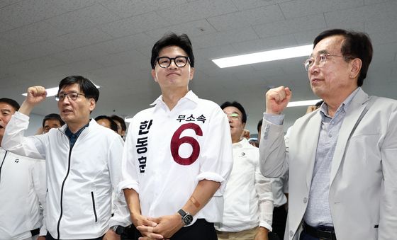 지지자들 한호 받는 한동훈 후보