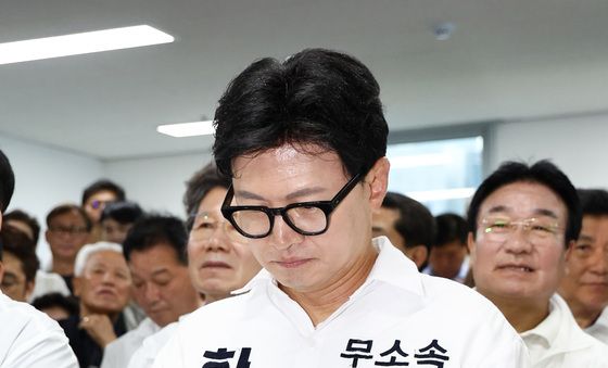 출구조사 결과 기다리는 한동훈 후보
