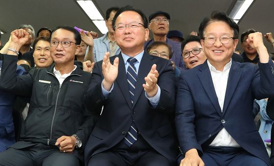 환호하는 김부겸 캠프