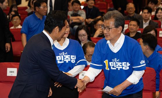 이시종 공동상임선대위원장과 인사 나누는 정청래 대표
