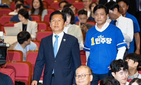 개표종합상황실 들어서는 정청래 민주당 대표