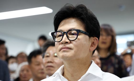 출구조사 결과 지켜보는 한동훈 후보