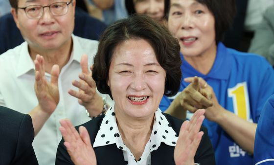 밝은 표정의 추미애 후보