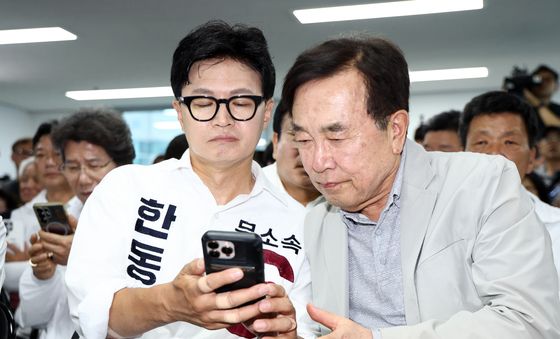 출구조사 결과 확인하는 한동훈 후보