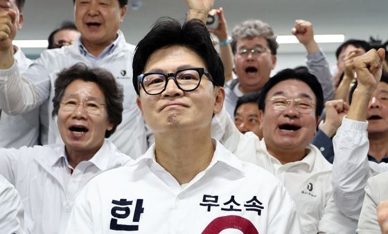 출구조사 결과에 미소 머금은 한동훈 후보