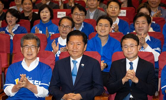 차분하게 출구조사 결과 지켜보는 정청래 대표