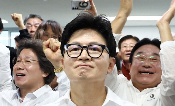 출구조사 결과에 미소 짓는 한동훈