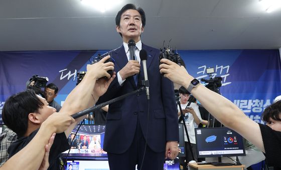 지지자들에게 인사 전하는 조국 후보