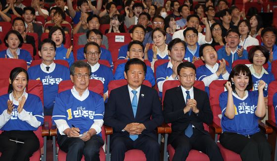 민주당 개표상황실 분위기는?