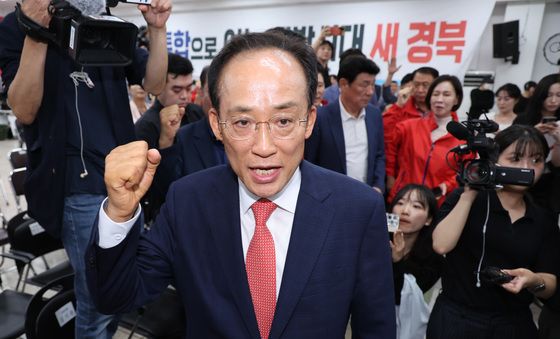 파이팅 외치며 대구시당 나서는 추경호