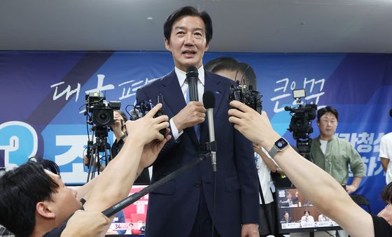 지지자들에게 인사 전하는 조국 후보