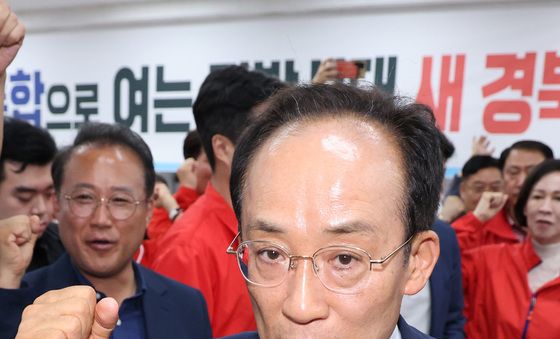 주먹 쥔 추경호