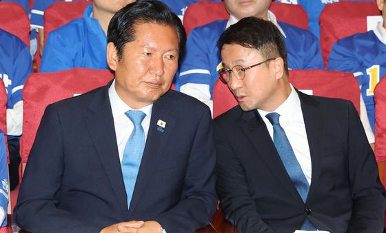 출구조사 기다리는 민주당 지도부