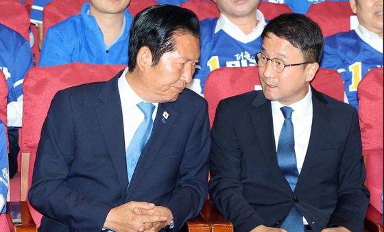 대화 나누는 민주당 지도부