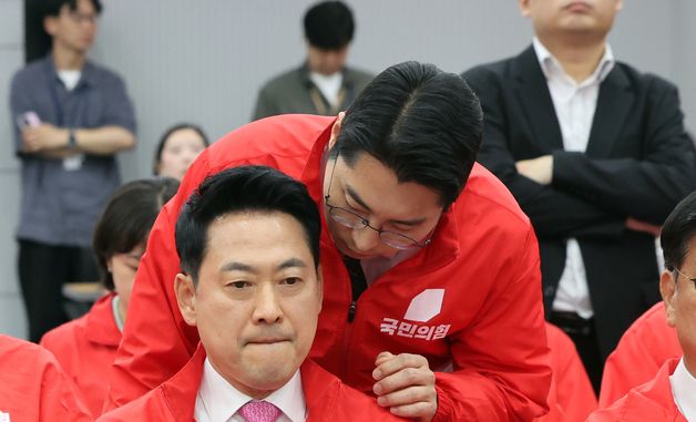 장동혁 대표 '굳은표정'