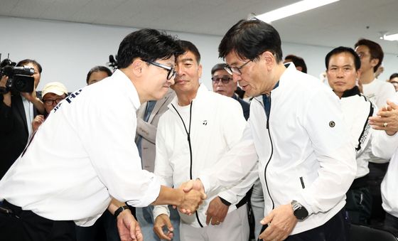 지지자들과 악수하는 한동훈 후보