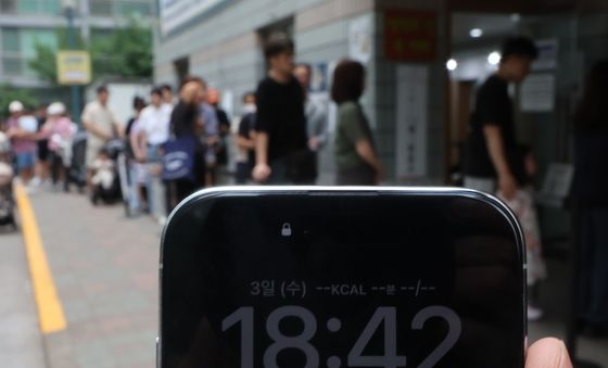 투표시간 지나 대기하는 유권자들