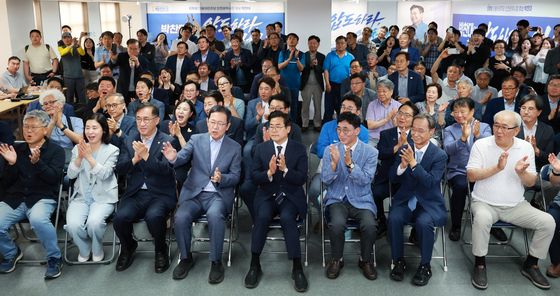 박수치는 박찬대 후보와 지지자들