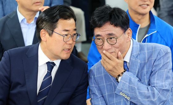 대화나누는 박찬대 후보와 고남석 위원장