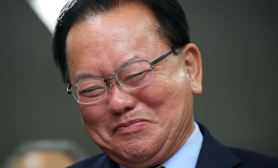김부겸 '묘한 표정'