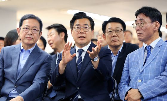 선대위원장들과 대화하는 박찬대 후보