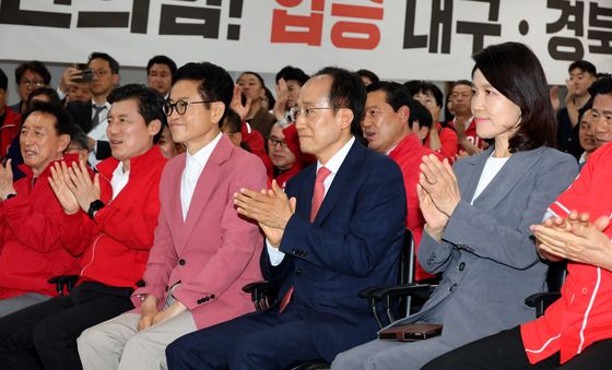 손뼉치는 추경호·이준숙