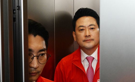 개표상황실 나서는 장동혁 대표